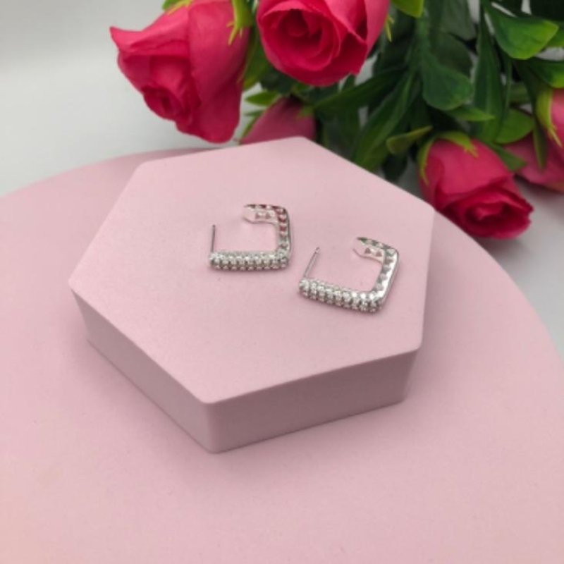 Brinco Meia Argola Quadrada Cravejada