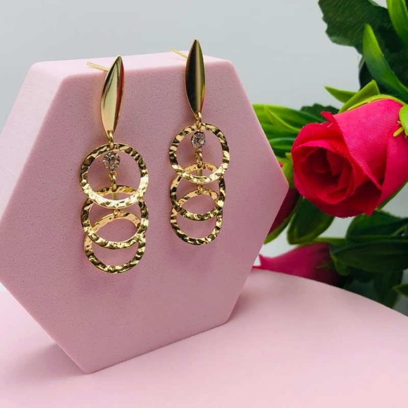 Brinco Pendurado com Elos Redondos e Ponto de Luz