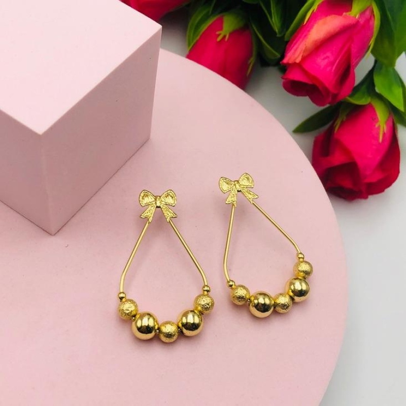 Brinco Pendurado com Laço e Bolinhas