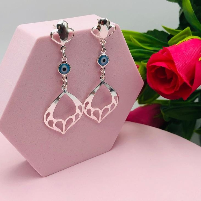 Brinco pendurado com olho grego