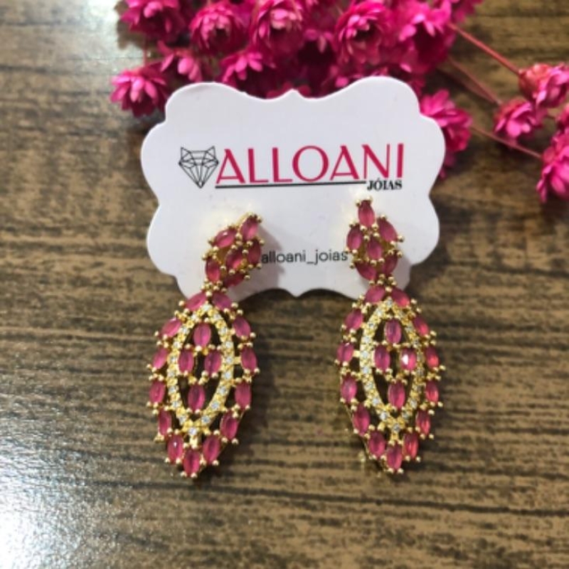 Brinco pendurado com pedras rosa