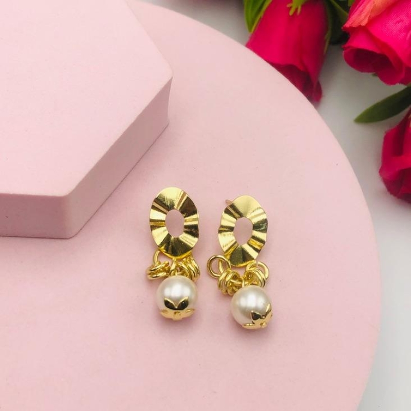 Brinco pendurado com pérola