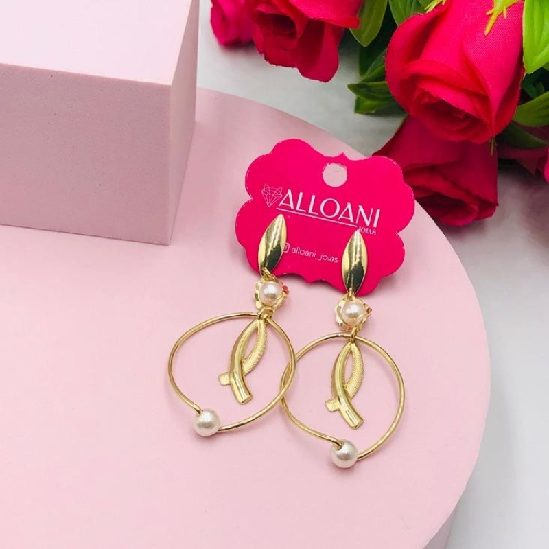 Brinco pendurado com pérolas