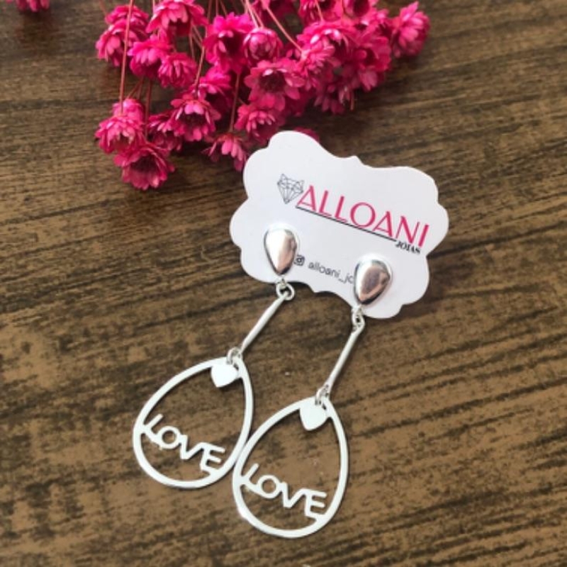 Brinco Pendurado com Pingente Love
