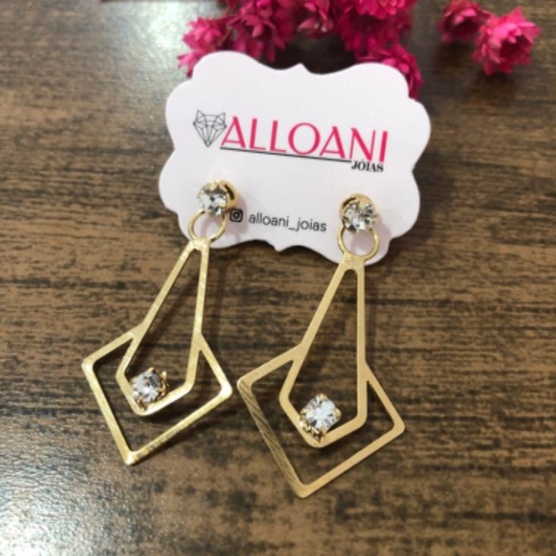 Brinco pendurado em formato geométrico