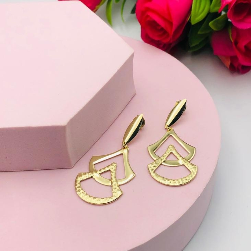 Brinco pendurado forma geométrica