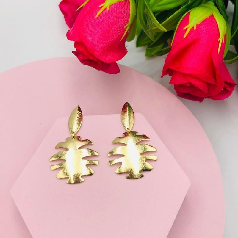 Brinco pendurado formato de folha