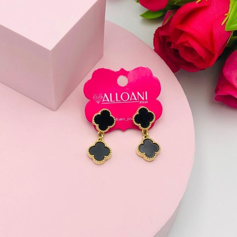 Brinco Pendurado Trevo Preto