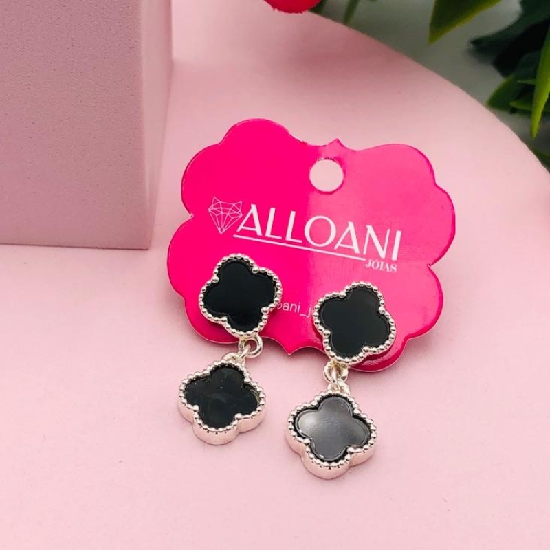 Brinco Pendurado Trevo Preto