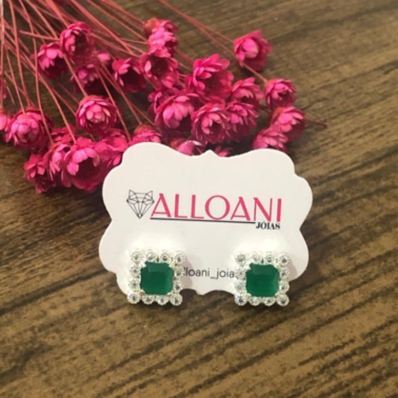 Brinco Quadra Cravejado com Pedra verde no Meio