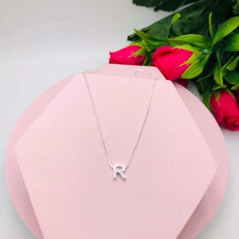 Colar letra R