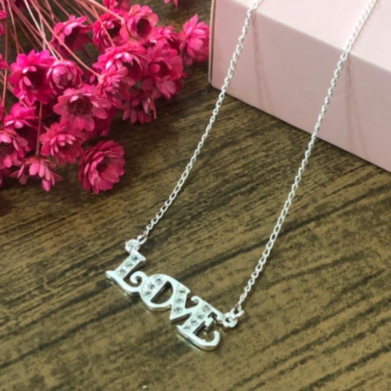 Colar Pingente Love Cravejado