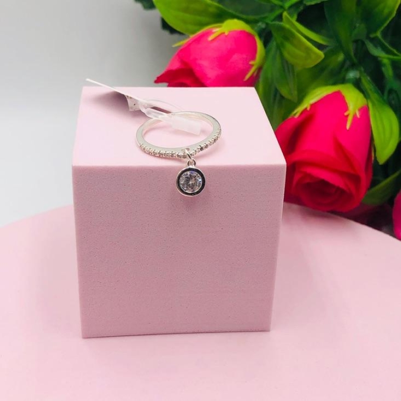 Anel Cravejado com Ponto de Luz Pendurado