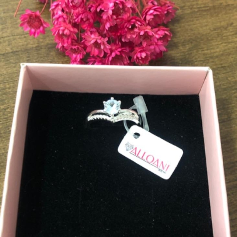 Anel Cravejado e com Ponto de Luz