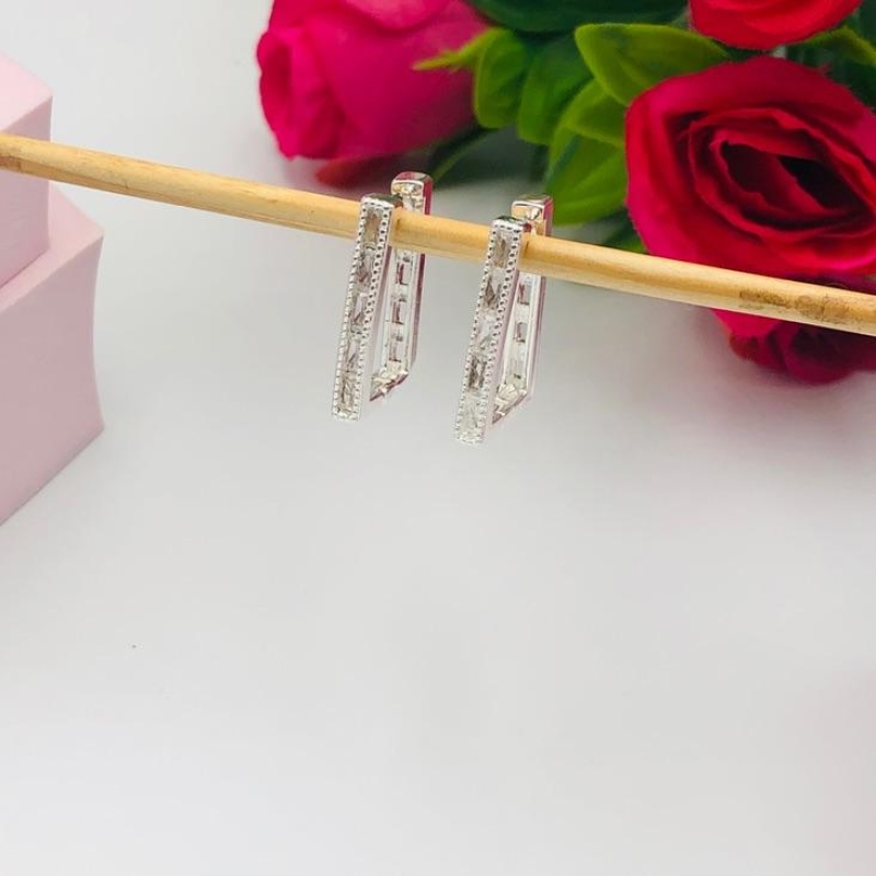 Brinco de Argola Retângulo Com Zirconias  M