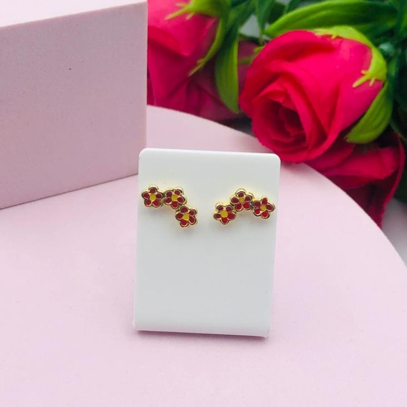 Brinco infantil três florzinhas resinadas