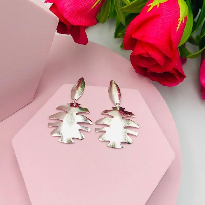 Brinco pendurado formato de folha