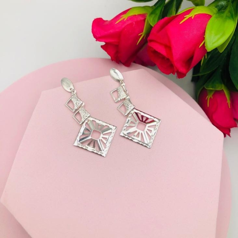 Brinco pendurado geométrico