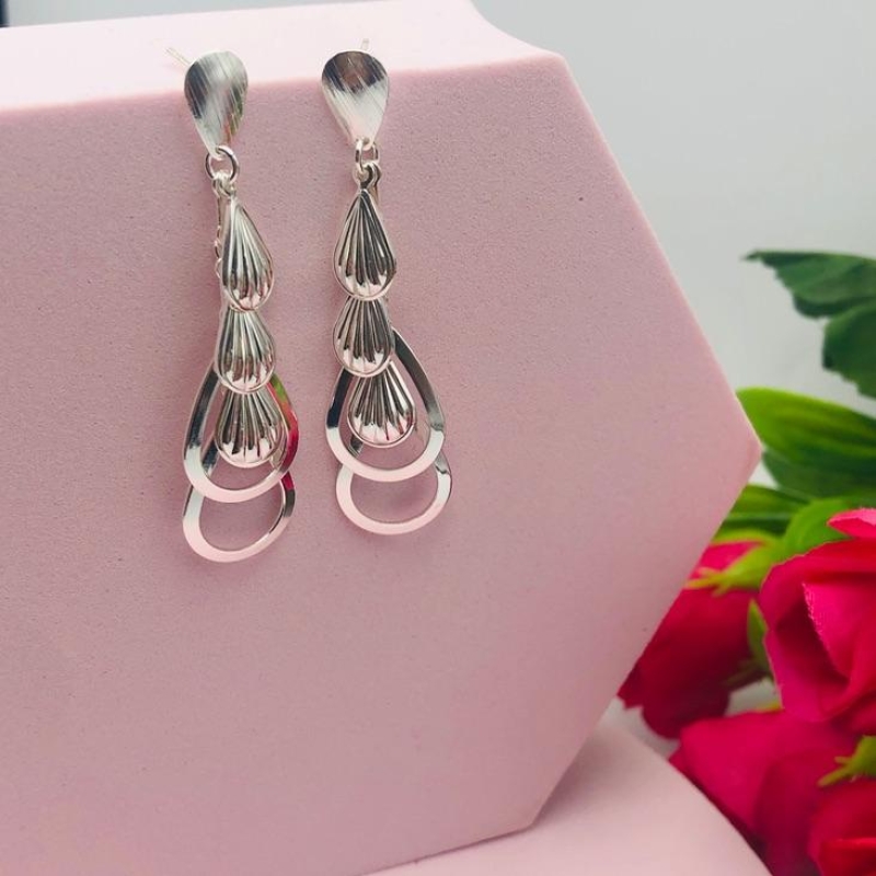 Brinco pendurado horas trabalhadas