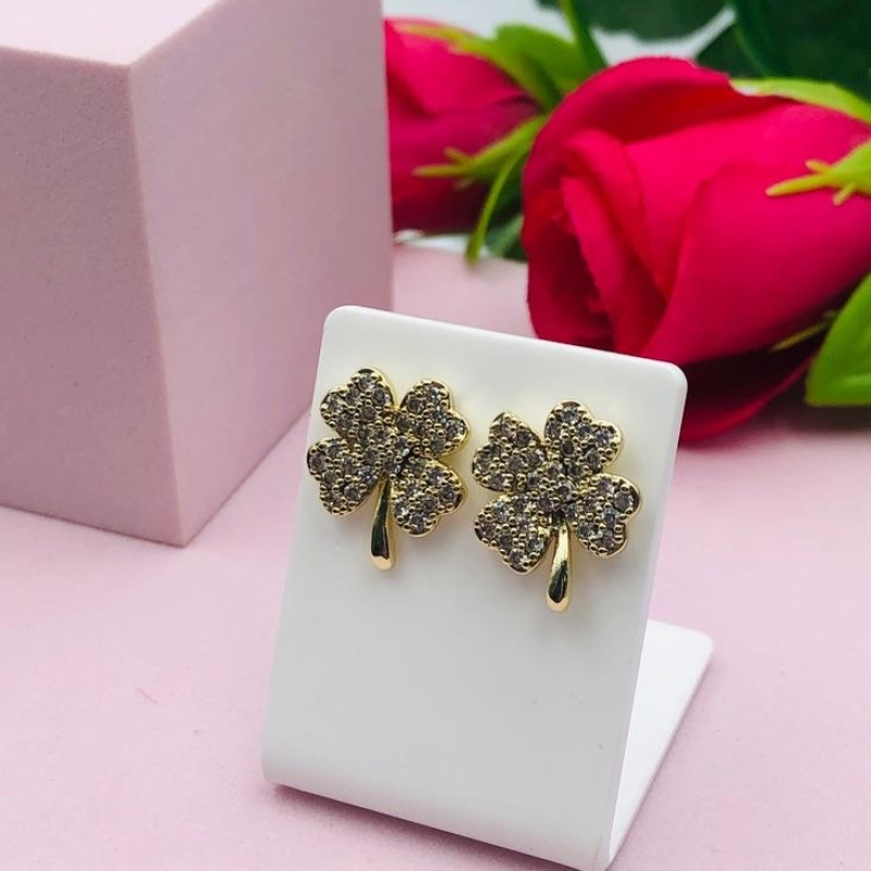 Brinco Trevo Cravejado