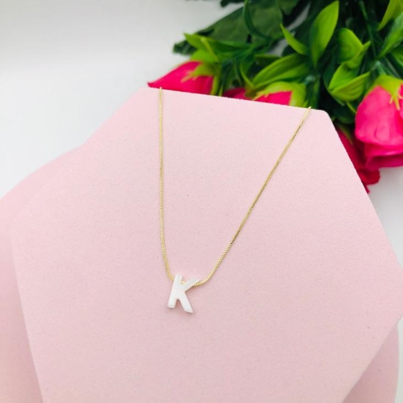 Colar Letra Madrepérola K