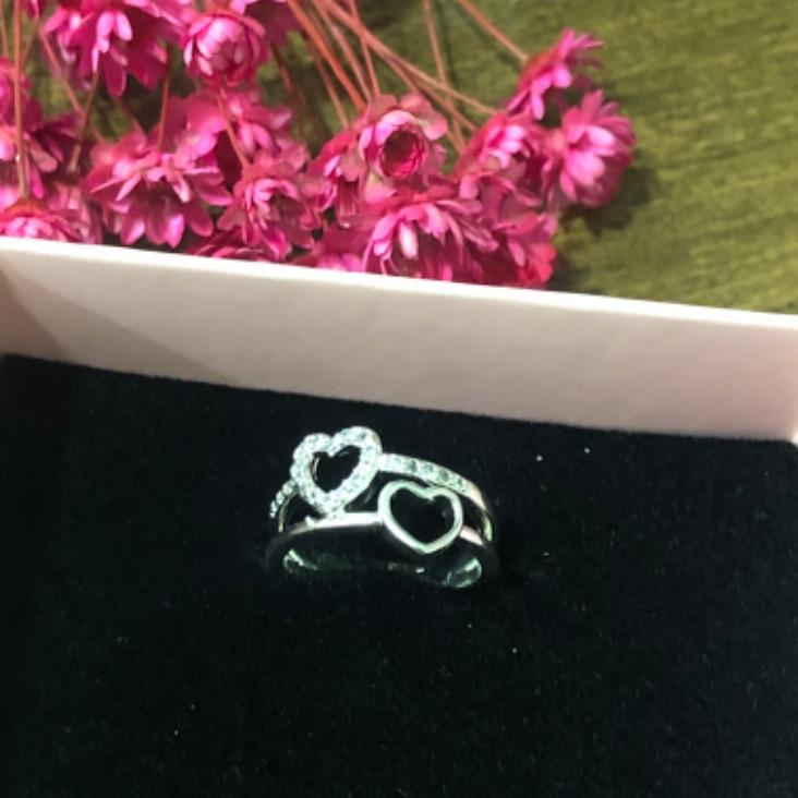 Anel dois Corações um Cravejado e Ouro Liso