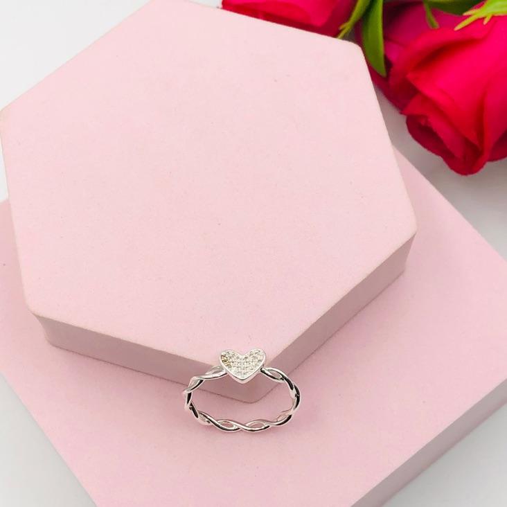 Anel Entrelaçado com Coração Cravejado N23