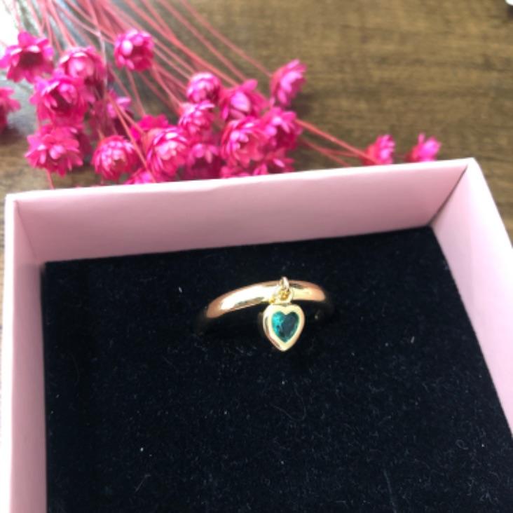 Anel liso com Pingente de coração verde