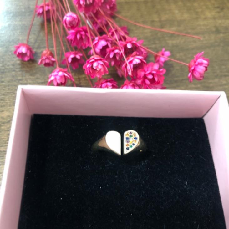 Anel partido com lado liso e cravejado