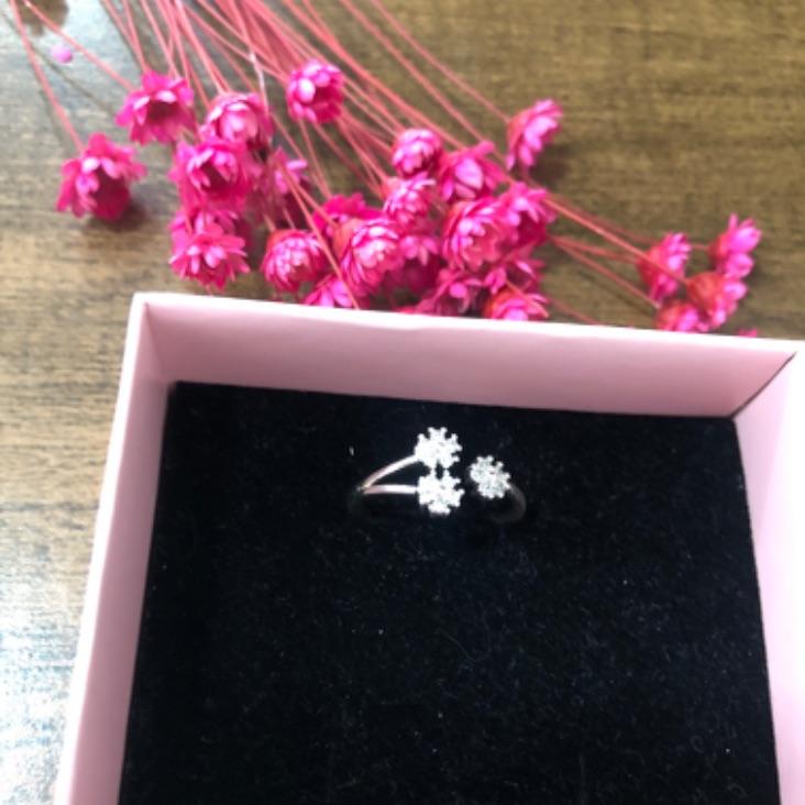 Anel regulável três florzinhas cravejadas