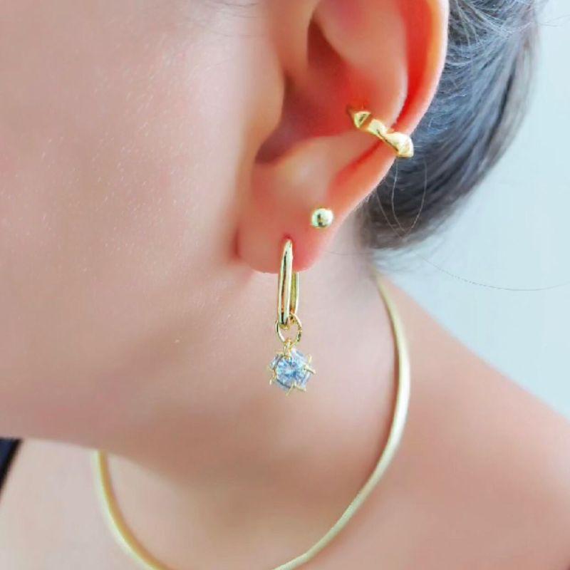 Brinco argola com pingente com zircônia