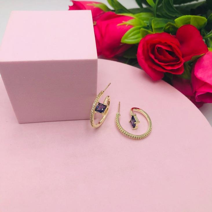 Brinco Argola Cravejada com Pedra Roxa