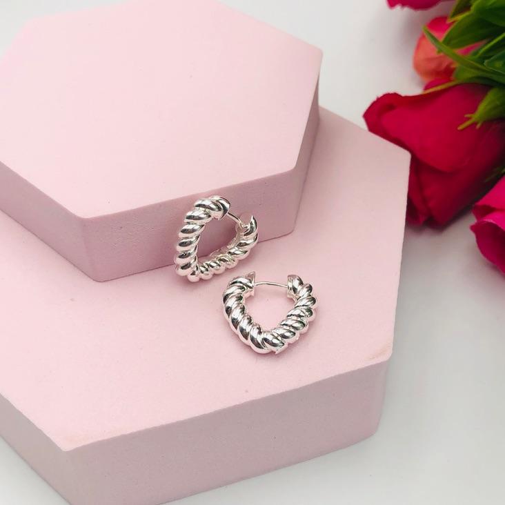 Brinco Argola Formato Coração Liso Entrelaçado