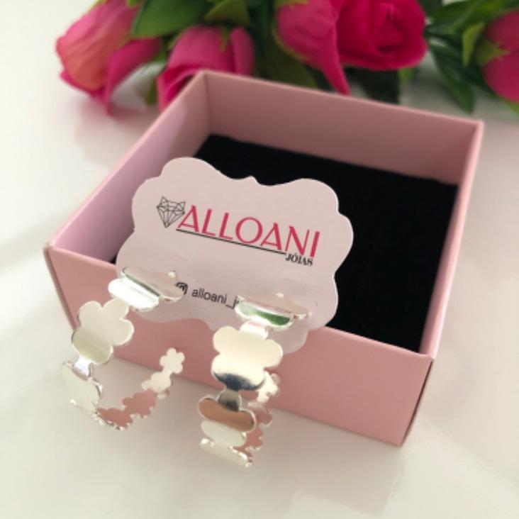 Brinco argola formato de flor