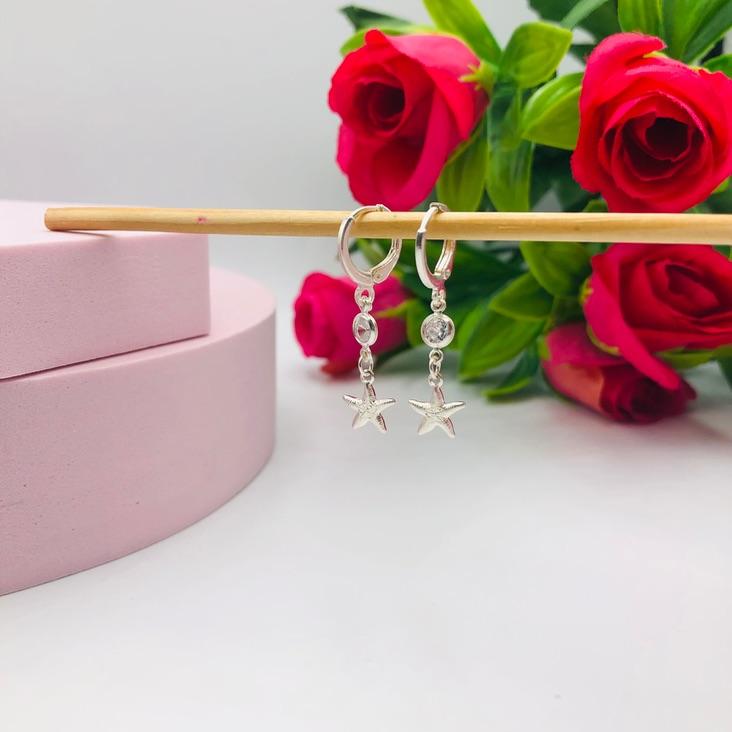 Brinco argolinha click com zirconia e estrela