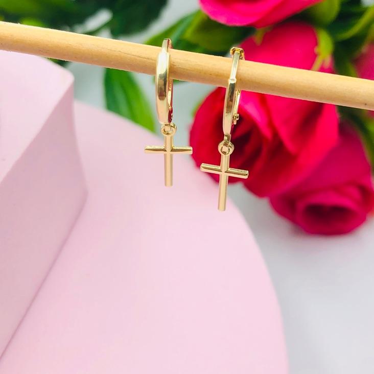 Brinco Argolinha com Pingente Cruz