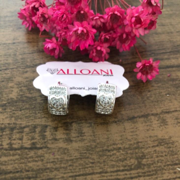 Brinco argolinha cravejada com coração