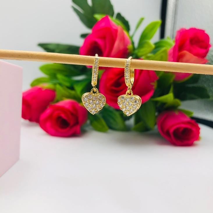 Brinco Argolinha Cravejada com Coração