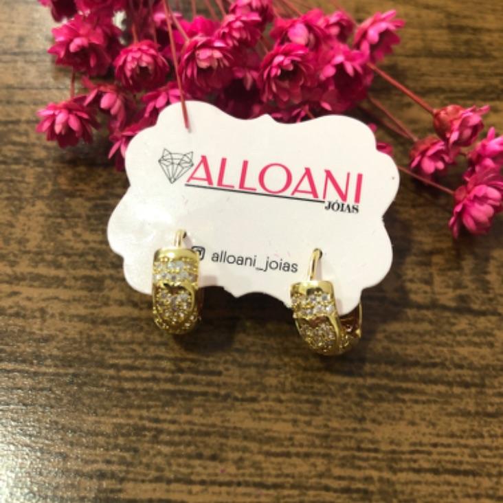 Brinco argolinha de click com coração cravejado