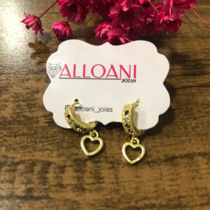 Brinco argolinha de click com pedras coloridas e coração