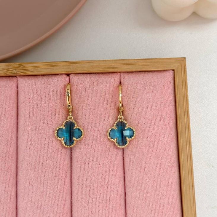 Brinco Argolinha de Click com Trevo Azul