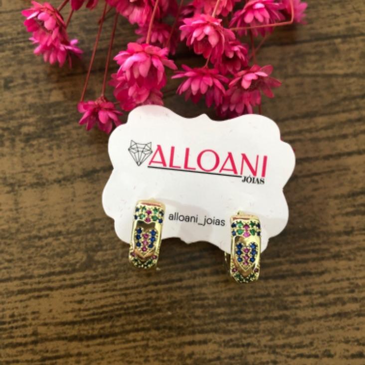 Brinco argolinha de click cravejada