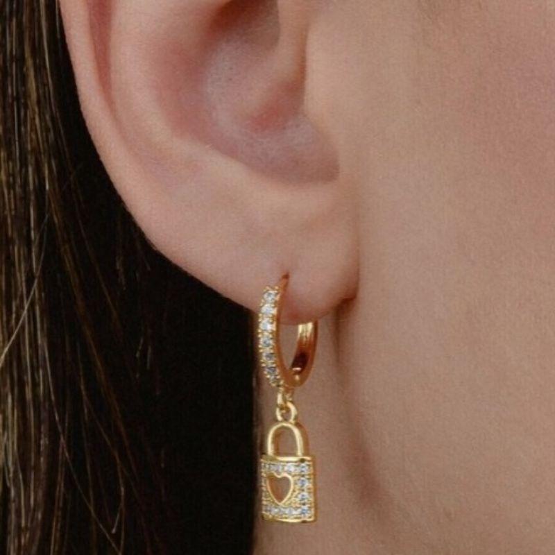 Brinco argolinha de click cravejada com cadeado