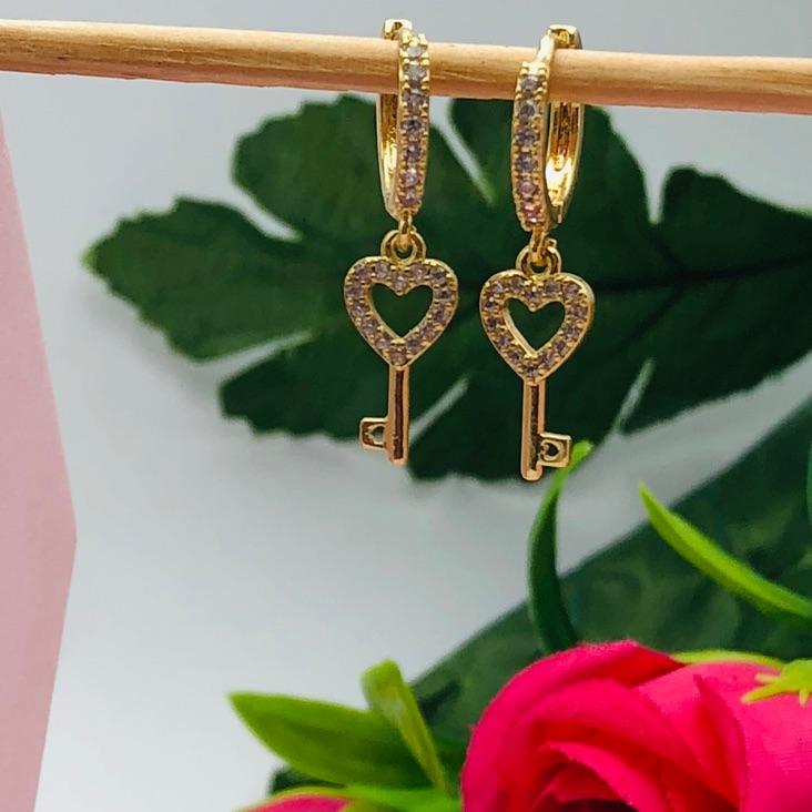 Brinco argolinha de click cravejado com Pingente chave