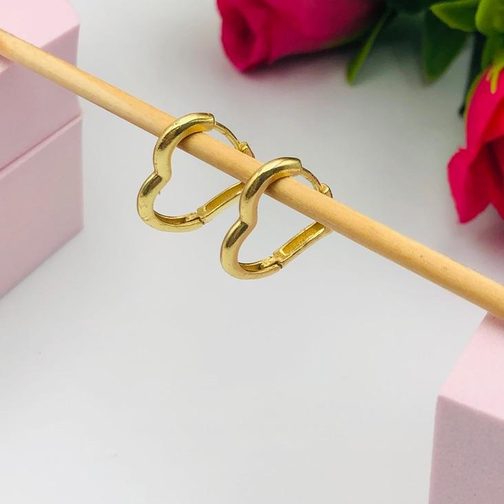 Brinco argolinha de click formato coração