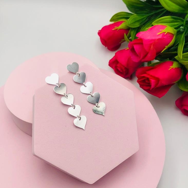 Brinco Com 5 Corações Pendurados