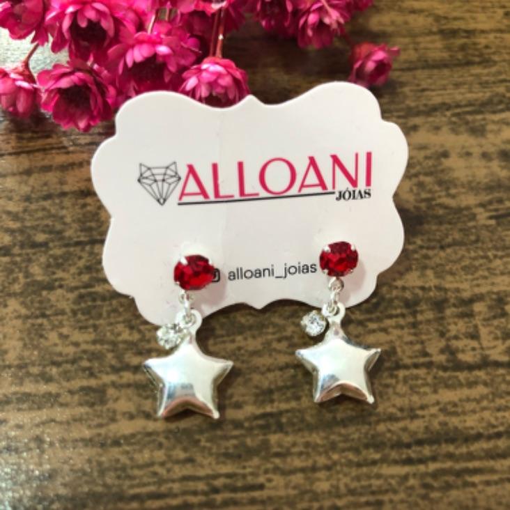 Brinco com pedra vermelha e estrela pendurado
