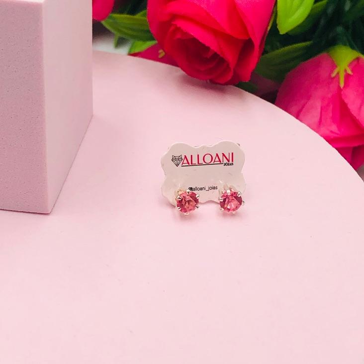 Brinco com ponto de luz rosa