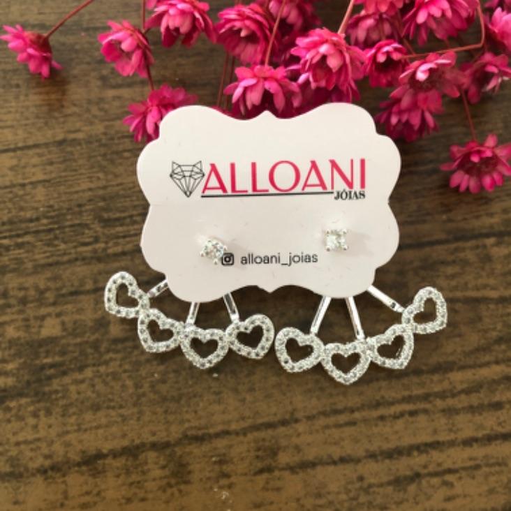 Brinco com quatro corações cravejado