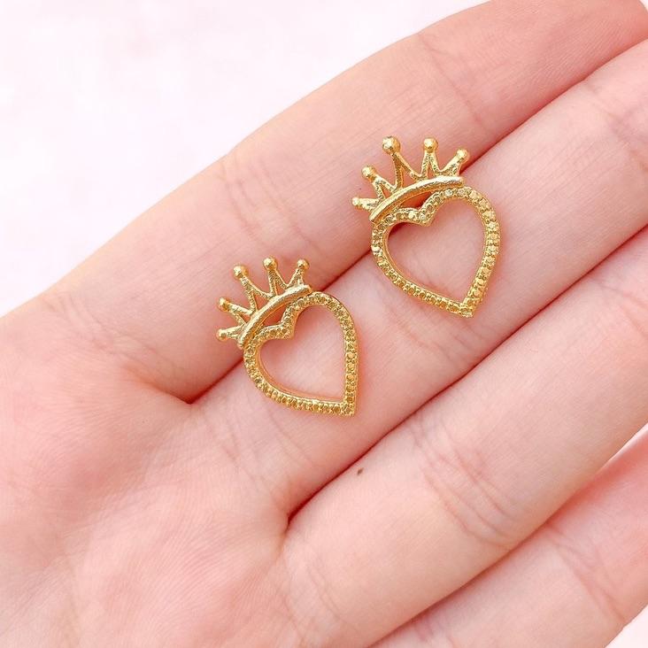 Brinco coração com coroa